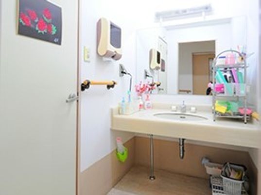 イチゴの絵が飾られたドアの横には洗面所がある。