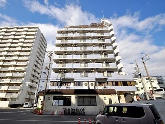 大きなマンションは各フロアにベランダが付き、屋外には階段もついている。