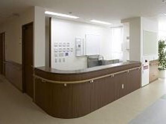 丸みを帯びたカウンターが付いたスタッフステーション。手すりが付き、操作ボタンもたくさんある。