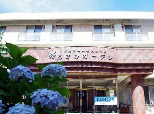 あさひガーデンの看板がついたエントランス付近。朝顔が咲いている様子