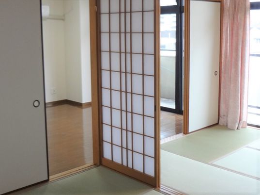 障子で仕切られた広めの和室とリビングがあるタイプの広めの居室