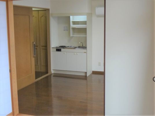 ミニキッチンがついているリビングを写したもの。フローリング仕様の部屋