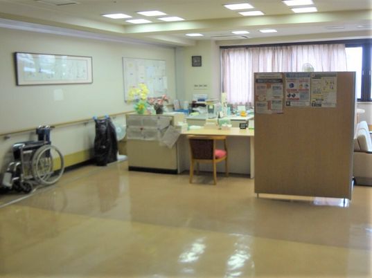 手すりがついている施設内の部屋。スタッフがいる部屋の様子