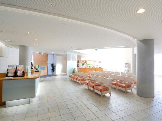 運営している病院の待合室には窓から明るい光が射し込んでいる