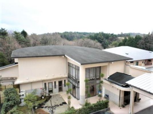 広い庭付きの住まい。周辺には自然が広がり、落ち着いた雰囲気。