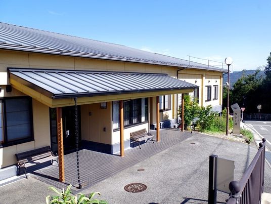 平屋建ての圧迫感がない建物の様子。グループホームグレースの外観