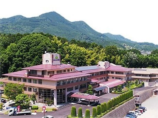 緑がふんだんに植えてある施設の外観の写真。周辺は緑に囲まれている様子