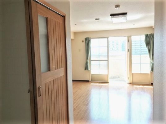 木製ドアのトイレが付いている居室の写真。施設内の広めの部屋の様子