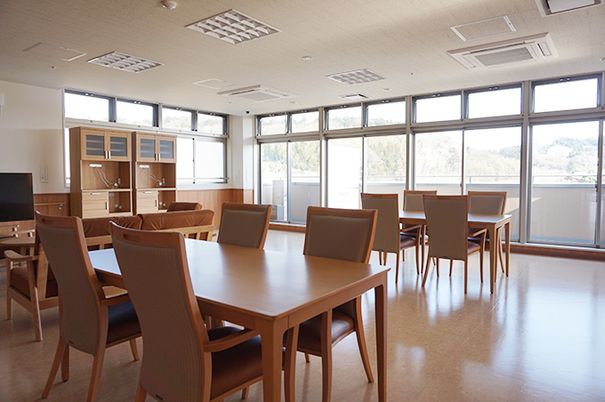 複数のテーブルとイスが並べられている食堂