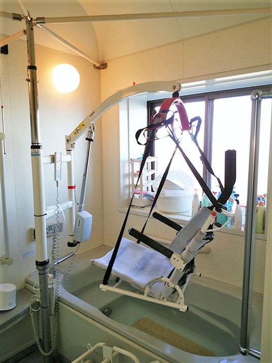座ったまま入れるリフト付きの介護用浴槽。施設内にある介護浴槽を写した写真