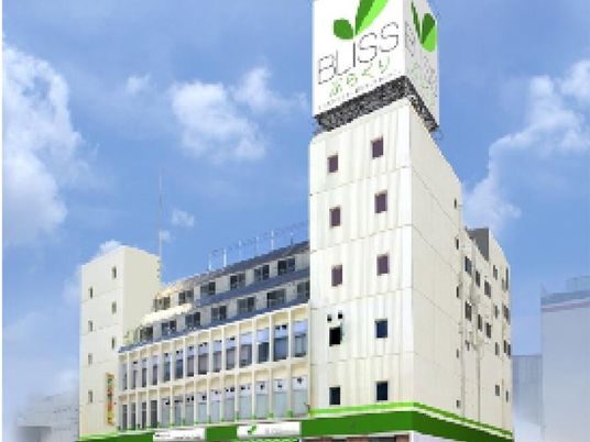 白を基調とした大きな建物。窓もたくさんあり、ホーム名が書かれている。