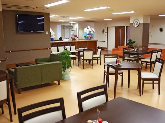 食堂にはデザインの異なるテーブルセットが複数置かれている。テレビやソファがあるスペースもある。