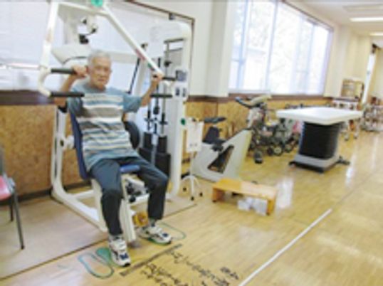 男性入居者がパワーリハビリに励んでいる様子。