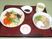 イクラが乗ったちらし寿司や掛けそばなどが並んだトレーにはしょうゆやお茶、箸なども置かれている。