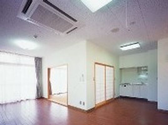 キッチンや和室付きの広い二人用の部屋には、大きな窓も付いている。