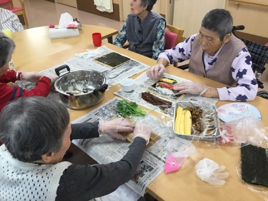 ご入居者様が巻きずしを作る様子。手袋をつけている