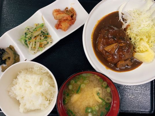 ビーフシチューがメインの食事例、副菜には色とりどりのおかずが少しづつ盛られている