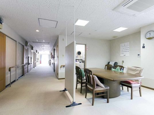 まっすぐに伸びた廊下の突き当たりには窓があり大変明るい。両サイドに居室があり、談話スペースも設置されている。