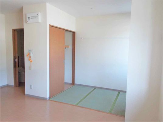 ベッドやタンス、いすなどが置いてある部屋の様子。窓がある明るい部屋の写真