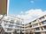 建物内で仕事をしているスタッフ。誰かに目線を合わせ、会話しようとしている。