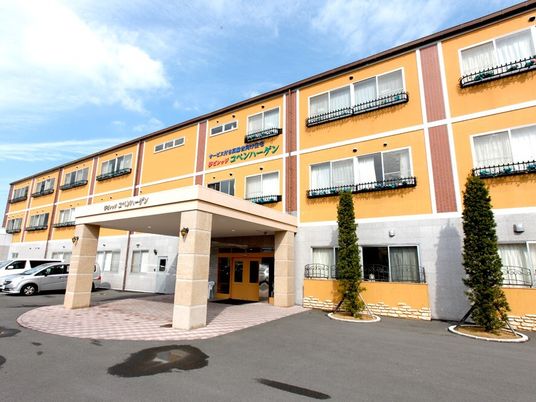 ほっとする色合いの建物の様子。サービス付き住宅の外観