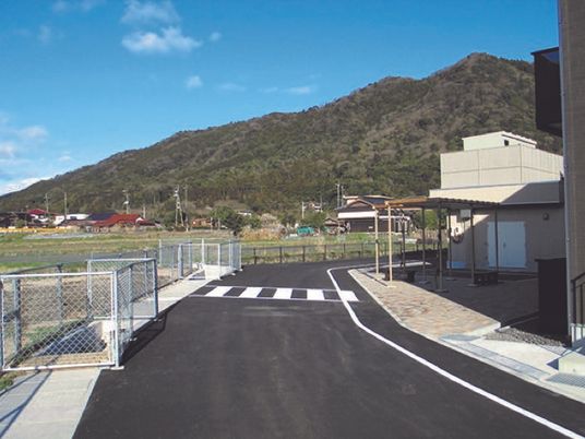 施設の周辺にある山々を写した写真。きれいに整備された道路と山の様子