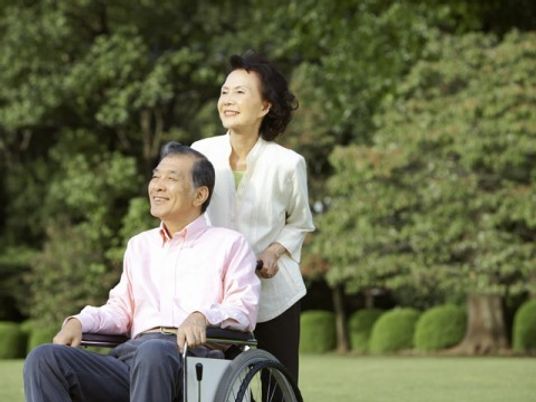 車いすの男性と女性