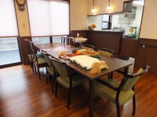大きなダイニングテーブルが置かれている食堂には対面式キッチンもある。