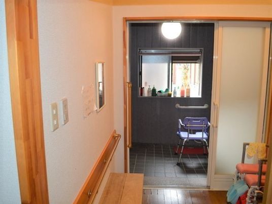脱衣所には浴室用車いすやベンチを設置し、浴室にはシャワーチェアがある。