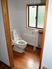 フローリングのトイレには手すりを設置。窓があり明るいトイレ。