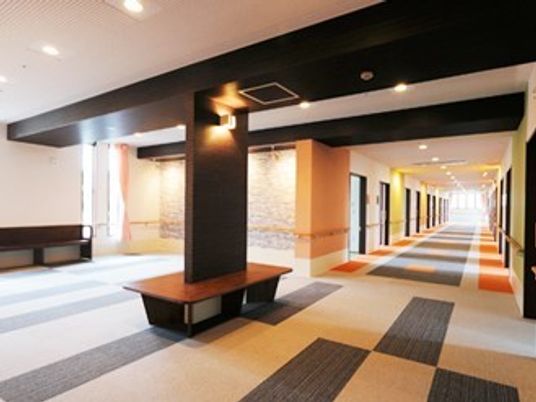 高級感あふれるフロアと廊下。廊下の幅はとても広く、車いすどうしてもゆとりをもってすれ違うことができる。