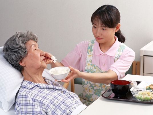 食事をする老人とスタッフ