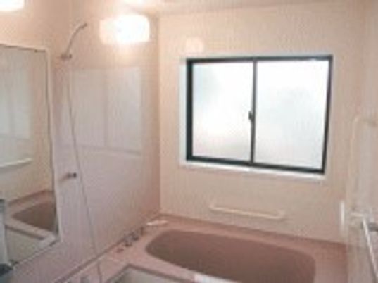 一人ずつ入る一般的な家庭にあるものと変わらないサイズの浴槽が設置された浴室。