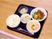 ご飯・吸い物・和え物・肉料理が並んだトレー。