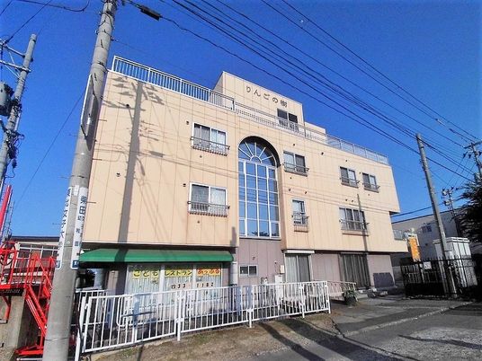 屋上付きの3階建ての建物。1階部分には「こどもレストラン」と書かれたスペースもある。