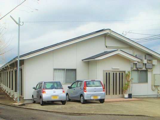 平屋建ての建物の外観写真。有料老人ホーム イー・ライフ・サービスの外観
