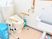手すりが付いた便座が設置されたトイレは広く、ゴミ箱やあら場もあり、壁にはアイ字型の手すりも付いている。