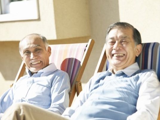 こちらを向いて微笑む二人の男性。ゆっくりリラックスしている様子