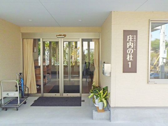 オールバリアフリーで出入りしやすいエントランス付近。施設の玄関の写真