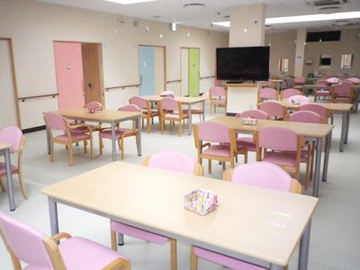 淡い色合いのドアの居室や薄いピンクの調度品がそろっているリビングスペース