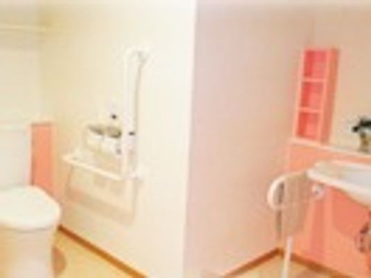 トイレと洗面所が同じスペースに設置され、それぞれに手すりが設置されている。