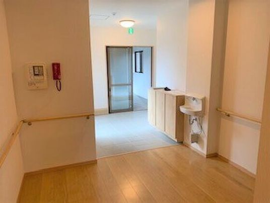 段差のない広々としたエントランスホールには靴箱や手洗い場があり、緊急用の電話も設置されている。