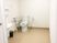 広いトイレには手すり付きのトイレと手洗い場が設置され、介助を必要な人や車いすの人も十分なスペースがある。