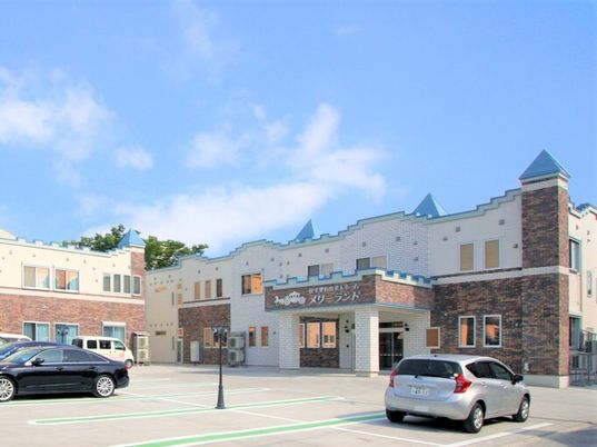 かわいらしいデザインの建物の外観写真。住宅型有料老人ホームメリーランドの外観