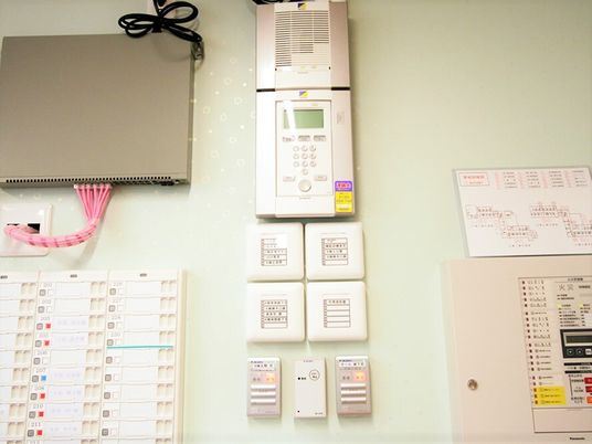 24時間体制で動いている施設内の警備設備。出入り口を監視している設備の様子