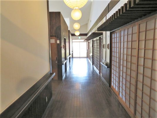まっすぐな廊下は明るく、突き当りには大きな窓がある。