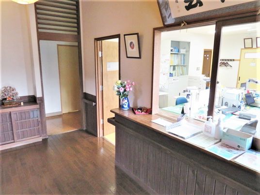 和の雰囲気漂う受付には季節の花や消毒液などが置かれ、事務所内もよく見える。