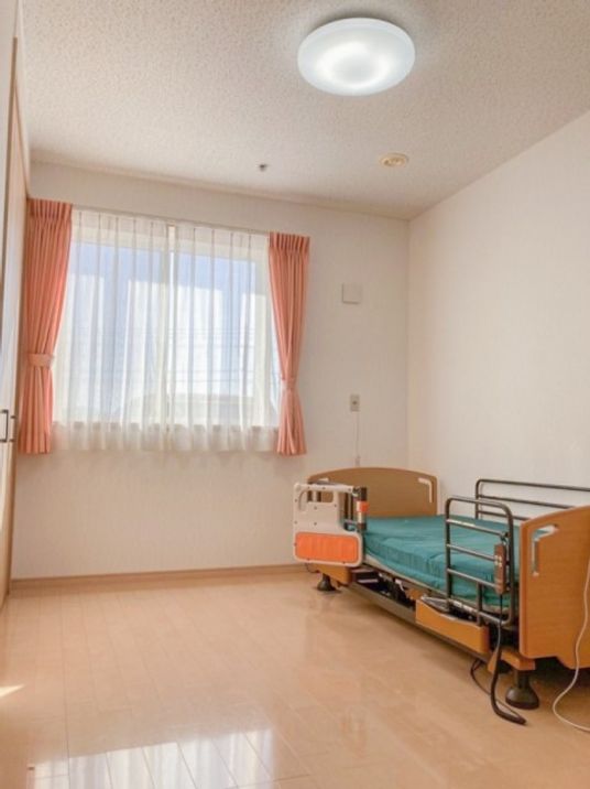 陽光が明るく差し込むお部屋