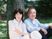 2人でゆったりとほほ笑む老夫婦。外に出て自然を眺めている様子が分かる