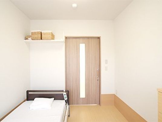 ベッドや収納が設置された居室はフローリングで段差が少ない。